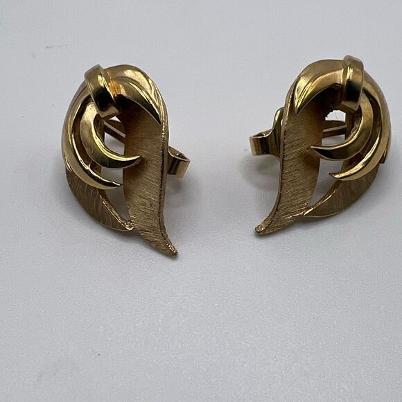 Vintage Trifari Gold Leaf Clip On Earrings - Picture 1 of 6